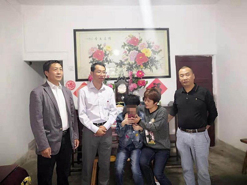 主題教育正當(dāng)時(shí) 志愿服務(wù)暖民心——區(qū)城建投公司黨支部開展志愿服務(wù)、點(diǎn)亮“微心愿”黨日活動(dòng)