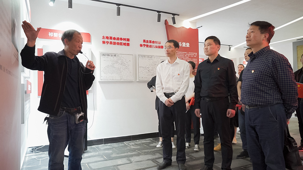 屯溪區(qū)國投集團(tuán)開展學(xué)黨史、祭英烈主題黨日活動(dòng)