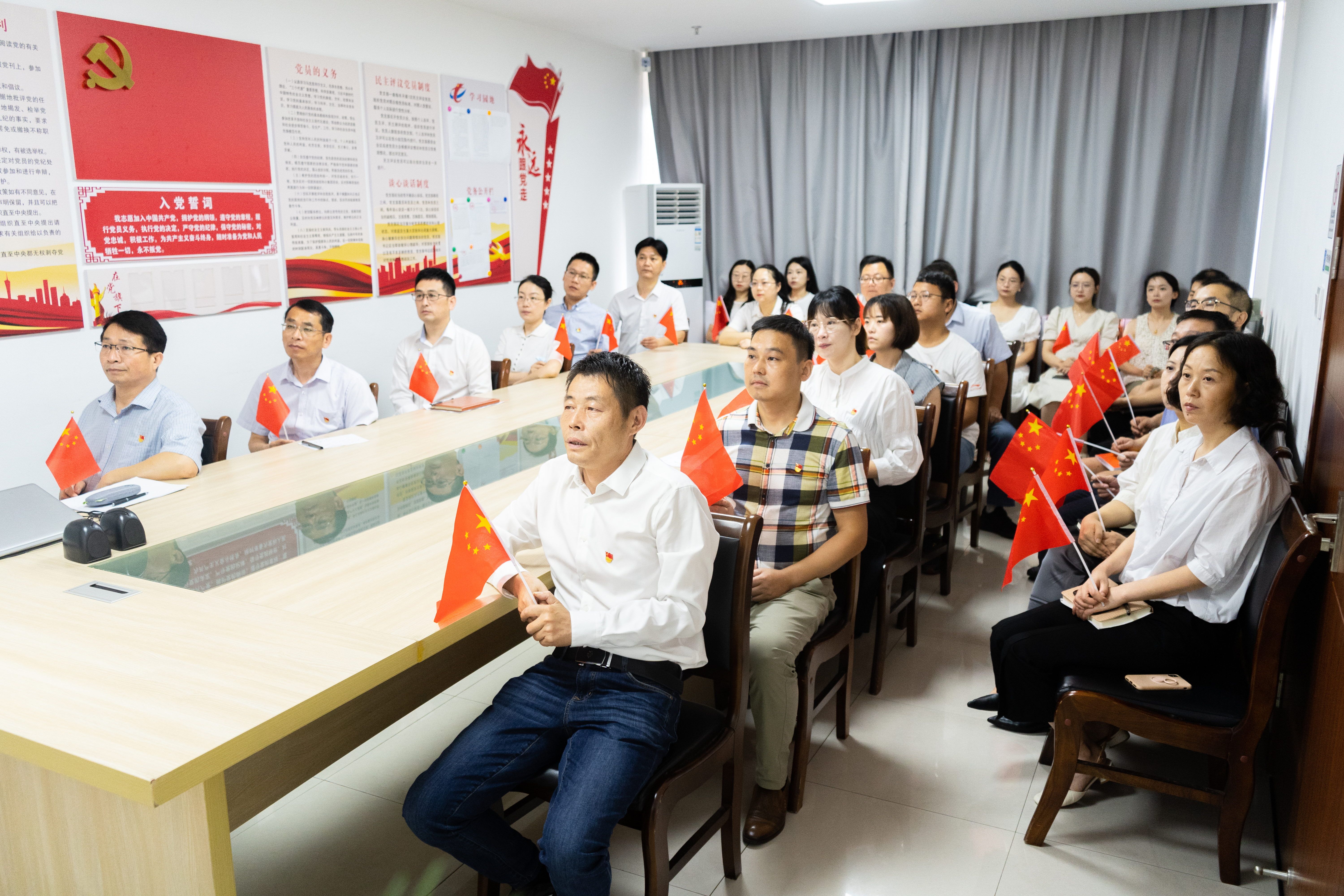 屯溪區(qū)國投集團黨委組織集中觀看慶祝中國共產黨成立100周年大會直播