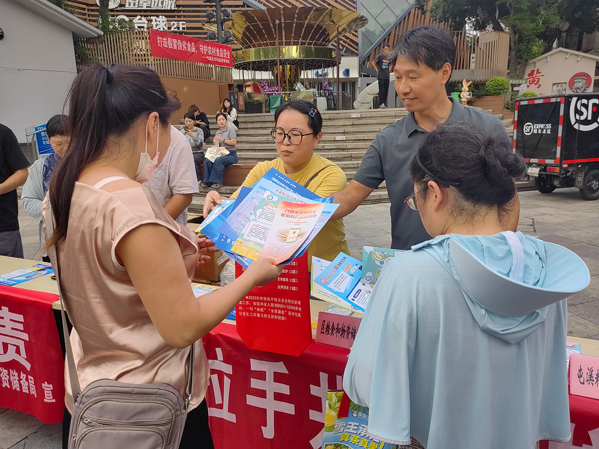 屯溪區(qū)糧儲(chǔ)公司赴黎陽水街開展“糧食節(jié)約，人人有責(zé)”宣傳活動(dòng)