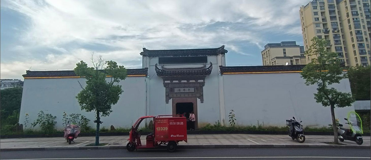 人民廣場(chǎng)南側(cè)（原九思堂）